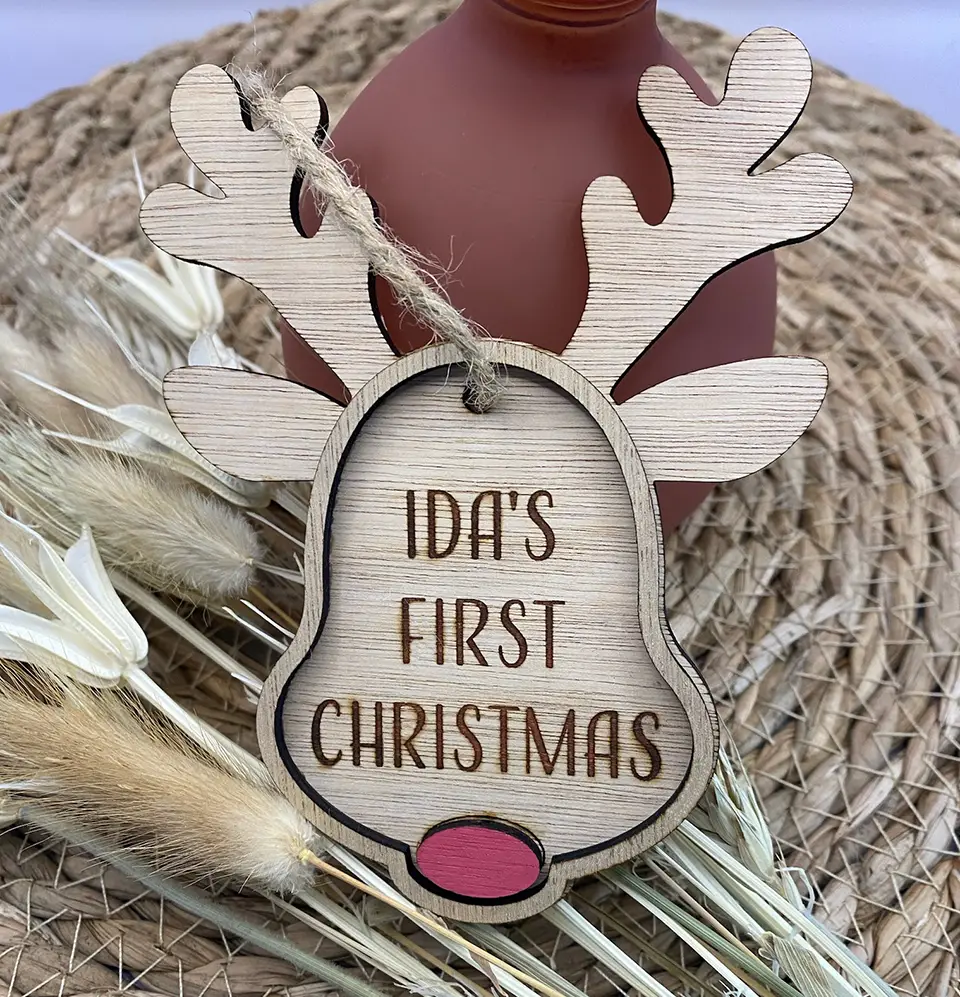 Gepersonaliseerde houten kerstbal rendier Ida's first christmas