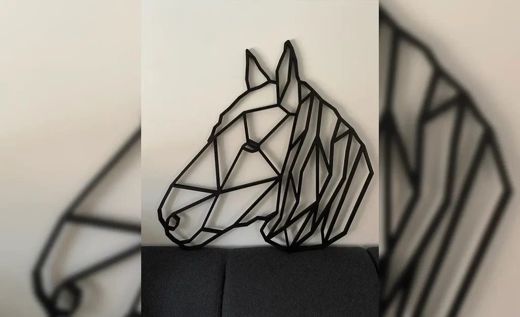 Zwart geometrisch paard gemaakt uit hout