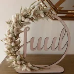 Houten droogbloemkrans / flowerhoop met naam