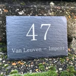 Huisnummer op leisteen