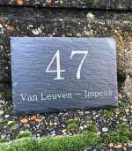 Huisnummer op leisteen