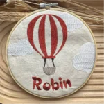 geborduurd naambord in de vorm van een ballon met de naam Robin op.