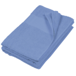 Kariban K113 badlaken in kleur Azur Blue, personaliseerbaar met borduring