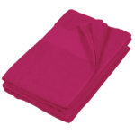 Kariban K113 badlaken in kleur Fuchsia, personaliseerbaar met borduring